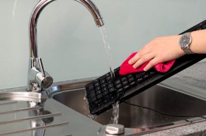 Praktisch: Die neue Tastatur von Hama lässt sich sogar mit Wasser reinigen.