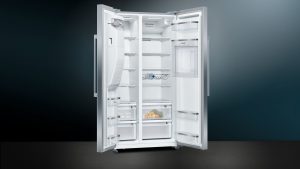 Die iQ500 Side-by-Side Kühl-Gefrierkombination KA93GAIEP ist ein Raumwunder in Edelstahl und trifft das neue Bedürfnis zu Lagerung und Vorratshaltung von Lebensmitteln.