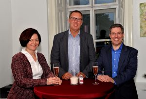 Küche&Co-GF Michael Stangl (Mitte) mit Rechtsanwältin Nina Ollinger und Berater Thomas Ollinger.