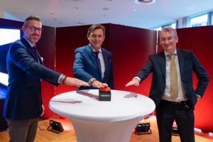 Nahmen mit einem Buzzer das Highspeed-WIFI 6 Netzwerk offiziell in Betrieb: Reed-CEO Benedikt Binder-Krieglstein, Stadtrat Peter Hanke und CEO Kapsch BusinessCom Franz Semmernegg (v.l.n.r.).