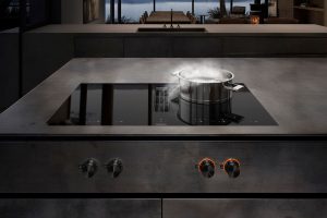 Gaggenau, die Luxusmarke für Kücheneinbaugeräte auf professionellem Niveau, präsentiert erstmals ein Kochfeld mit integrierter Lüftung, das über hochwertige Edelstahl-Drehknebel gesteuert wird.