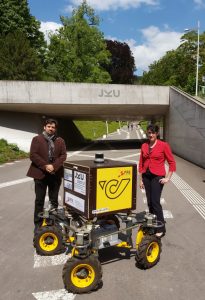 JKU und FHTW kooperieren bei der Entwicklung eines mobilen Zustellroboters. Im Bild: Gerd Christian Krizek (FHTW) und Cristina Olaverri Monreal.