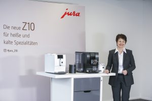 Schulungsleiterin Maria Heidegger nutzte bereits bei der virtuellen JURA Coffee Tour einen Pop up-Store zur Präsentation der Z10 (und der ENA4).