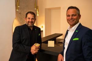 Mitbegründer Thomas Moser und CEO Rüdiger Keinberger bei der Eröffnung des Wiener Standortes.