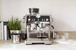 Die neue La Specialista Prestigio Siebträgermaschine soll „höchste Barista-Qualität“ in die Kaffeetasse zaubern, wie De’Longhi sagt.
