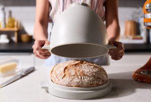 Ab November 2021 im Fachhandel erhältlich: Die All in One KitchenAid Brot-Backschüssel.