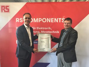 Rudolf Koch (Country Manager Austria, Switzerland & Slovenia) und Reinhold Bock (Customer Operations Director DACH) nahmen das Zertifikat für RS Components entgegen.