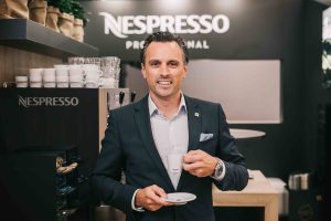 Nespresso Österreich kündigt einen B2B-Management-Wechsel an: Alexander Priester übernimmt mit November die Agenden des Commercial Director von Nespresso Professional. (Bild: Nespresso)