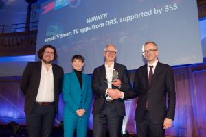 Die simpliTV App gewinnt den diesjährigen VideoTech Innovation Award in der Kategorie „OTT TV Technology of the Year“. Adam Nightingale von 3SS (Mitte) nahm den Preis in London entgegen.