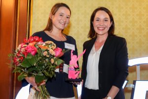Die glückliche Gewinnerin Raphaela Bortoli (links) mit OVE Fem-Vorsitzender Michaela Leonhardt bei der Award-Übergabe.