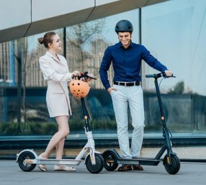 Vernetzte Lifestyle-Produkte wie Elektro-Scooter erweitern das Mobilfunk-Zubehör auf neue Bereiche.