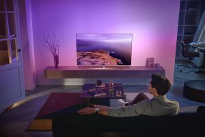 Der neue Philips OLED807 verfügt über die neue 6. Generation der P5 AI Bildverarbeitung für eine herausragende Bildqualität. Das weiterentwickelte vierseitige Ambilight bietet mehr Details und Genauigkeit bei den Farben für das, wie TP Vision sagt, „vollendete, immersive TV-Erlebnis“.
