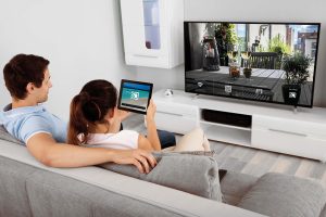 Mit der smarten  Casting-Lösung von TRIAX können Hotelgäste von ihren eigenen Geräten Medieninhalte auf dem TV-Gerät des Hotelzimmers abspielen.