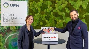 UFH-Geschäftsführer Robert Töscher und Petra Lehner, UFH-Spezialistin für Recyclingmanagement, mit der „Her mit Leer“ Batteriesammelbox. (Foto: UFH)