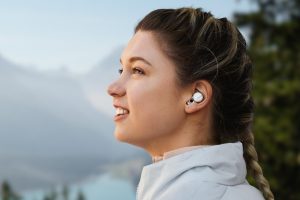 Mit dem offenen Ringdesign eröffnen die LifeBuds den Benutzern neue Möglichkeiten. Damit können die Träger einerseits perfekt Musik hören und andererseits mit ihrer Umgebung in Kontakt bleiben.