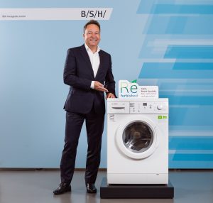 BSH-GF Michael Mehnert mit einer aufbereiteten Waschmaschine von Bosch.