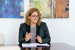 Gudrun Meierschitz, Acredia Vorständin, erwartet wegen des Auslaufens der Staatshilfen sowie des Ukraine-Konflikts bis Jahresende eine Rückkehr der Insolvenzzahlen auf das Niveau vor der Pandemie.