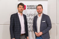 Handelsverband GF Rainer Will (re.) und Wolfgang Ziniel (li.), Projektleiter der KMU Forschung Austria, präsentierten das neue „Jahrbuch Handel 2021“.