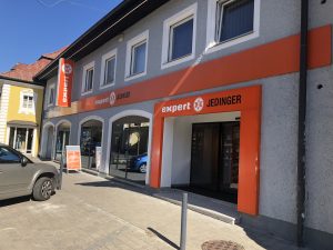 Im neuen Glanz erstrahlt das Geschäft von Expert Jedinger in St. Georgen im Attergau.
