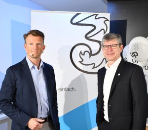 Drei CEO Rudolf Schrefl (r.) und Günter Lischka, Bereichsleiter Privatkunden, haben heute in Wien das vollkommen digitale Mobilfunk-Abo up³ vorgestellt.