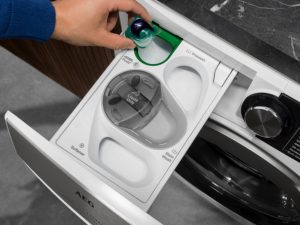 Eine Waschmittelschublade für Waschpulver, Flüssigwaschmittel und PODS® - das ist „UniversalDose“ von AEG.