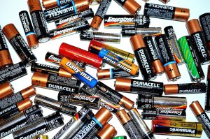 Batterien sollen ausschließlich in den dafür vorgesehenen Sammelboxen getrennt entsorgt werden, sei es im Handel oder am Mistplatz. Landen sie im Restmüll ist das brandgefährlich.