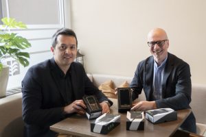 Javier Holguin (Vice President Global Sales and Marketing Cyrus) und Alexander Meisriemel ( CEO TFK Austria) besiegeln die neue Partnerschaft und starten den Vertrieb in Österreich.