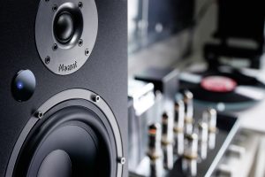 Seit kurzem sind die hochwertigen Audio-Lösungen von Magnat bei Schäcke verfügbar.