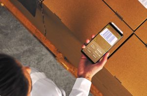 Knox Capture verwandelt Smartphones in mobile Barcode-Scanner. Das Tool eignet sich für Mitarbeiterinnen und Mitarbeiter im Außendienst, beispielsweise in Logistik oder Transport.