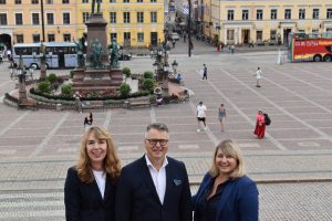 empora GF Eveline Pupeter, Country Manager Heikki Tarvainen und emporia CMO Karin Schaumberger beim Vertriebsstart von emporia Telecom in Helsinki.