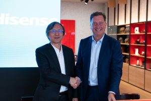 Hisense-Präsident Lan Lin und Matthias Harsch, Vorstandsvorsitzender von Leica, besiegelten die Kooperation im Segment Laser TV.