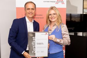 Rudolf Koch, Country Manager Österreich, Schweiz und Slowenien bei RS, freut sich über das Zertifikat von Leitbetriebe-Geschäftsführerin Monica Rintersbacher.