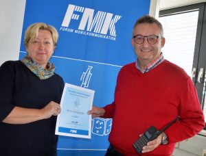 Margit Kropik, Geschäftsführerin des Forum Mobilkommunikation, gratulierte Herrn Willingshofer als Besitzer des offiziell ältesten, noch in Betrieb befindlichen Handys.