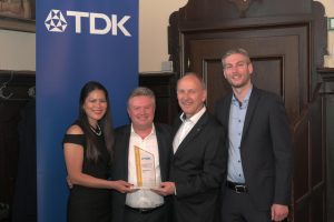 Andy Keenan, Vice President for Product and Supplier Management Electronics bei RS (2. von links) und Dietmar Jäger (2. von rechts), Leiter der Global Distributor Division von TDK, bei der Verleihung des Awards.