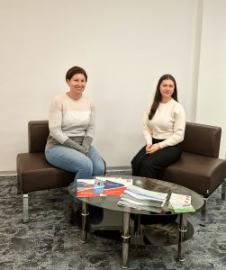 Die beiden neuen Kolleginnen Bettina Jagschitz und Leonie Bauer bilden das Empfangsteam von Energy3000.