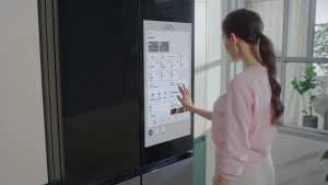 Mit dem neuen Bespoke 4-Door Kühlschrank wuchs auch das Family Hub Display auf 32 Zoll.