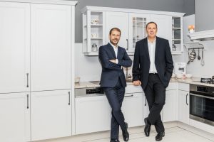 Kai Giersch (links) und Michael Stangl (rechts) leiteten in den letzten Jahren die Geschicke von Küche&Co Austria. (Foto: Küche&Co)
