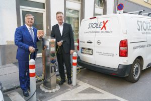 Die Wirtschaftskammer Wien und Wien Energie starteten ein Pilotprojekt zum Thema Elektromobilität.  An drei Standorten in Wien werden öffentliche E-Ladestellen bei sogenannten „Ladezonen“ errichtet.