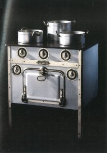 1948 produzierte Elektra Bregenz seinen ersten Elektroherd mit thermostatischer Temperaturregelung des Backrohrs.