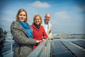 Vera Immitzer, GF Photovoltaic Austria, Klimaministerin Leonore Gewessler und Markus König, GF Suntastic.Solar (v.l.n.r.) zeigen sich erfreut über das Ergebnis des ersten Fördercalls.