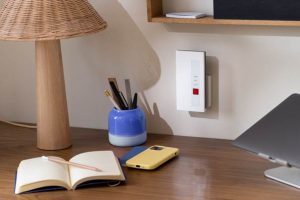 Mit dem neuen FRITZ!Smart Gateway lassen sich noch mehr smarte Geräte und LED-Lampen ins Smart Home integrieren.