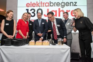 Das elektrabregenz Management-Team und Evren Aksoy beim Anschneiden der Geburtstagstorte.