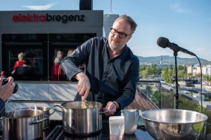 War natürlich auch dabei: TV-Koch Oliver Hoffinger kocht zum 130er in der mobilen elektrabregenz Küche