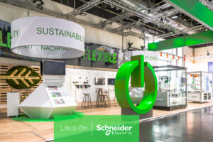 Auf einem klimaneutralen Messestand zeigt Schneider Electric sein umfassendes Automatisierungsportfolio mit IoT-fähigen Hard- und Softwarelösungen.