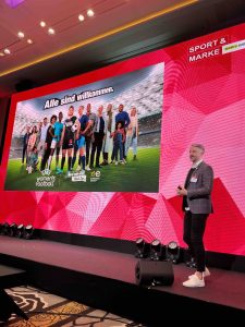 Die Euronics-Gruppe (und damit auch RED ZAC Austria) ist seit mehr als einem Jahr offizieller Sponsor des UEFA-Women’s Football. Einer der Speaker am Sportbusiness-Kongress „Sport & Marke“ war heuer auch RED ZAC Vorstand Brendan Lenane. (Foto: Gabriele Griessenböck)
