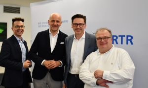 Thomas Pöcheim, GF des Vereins Digitalradio, sowie ElectronicPartner-GF Jörn Gellermann, gemeinsam mit Roman Gerner, Digitalradio Österreich-Obmann, sowie RTR-GF Wolfgang Struber, bei der Präsentation der Studie zur Digitalradio-Nutzung in Österreich.