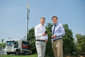 Beste 5G Verbindungen auf der Donauinsel: A1 CEO Thomas Arnoldner und Stadtrat Peter Hanke (v.l.) vor dem A1 5G Truck am Gelände von Europas größtem Musikfestival.