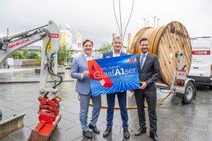 Villachs Bürgermeister Günther Albel, A1 CEO Marcus Grausam und Landesrat Sebastian Schuschnig gaben heute die Glasfaserausbaupläne für Villach bekannt.