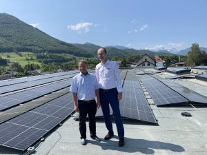 ETECH-GF Klaus Schmid und Expert-GF Alfred Kapfer vor der 300kWp PV-Anlage, welche den Standort mit Energie versorgt.
