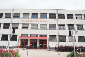 Die Berufsschule für Einzelhandel und EDV Kaufleute (EDHV) befindet sich im 22. Wiener Gemeindebezirk.